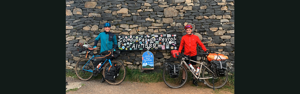 Dans le Massif central, les jumeaux ont franchi un col mythique du Tour de France.