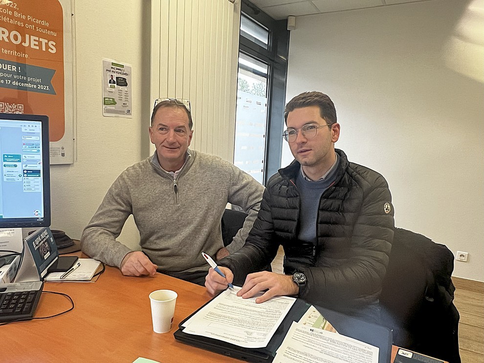 Maxime Liévin signe son contrat d’installation aux côtés de son père, Didier, sur l’exploitation familiale de Crécy-la-Chapelle.