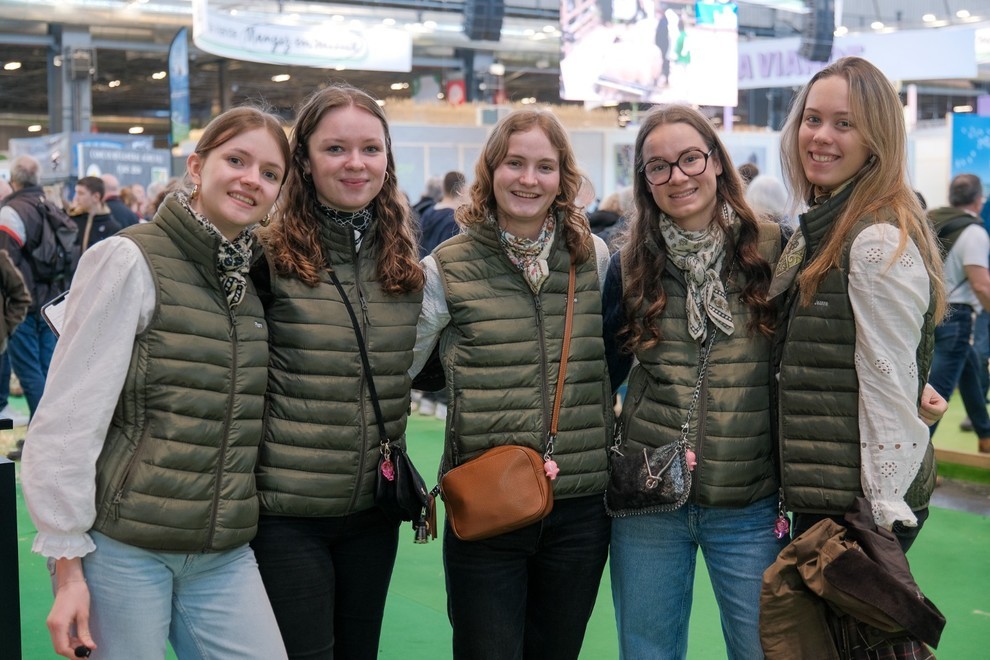 De gauche à droite : Jeanne Chateau ISA Lille 18 ans ; Noémie hincelin isa Lille 19 ans ; Sarah Manouvriez ISA Lille 18 ans ; Flore tavergnier ISA Lille 19 ans ; Zélie Bonte ISA Lille 18 ans.