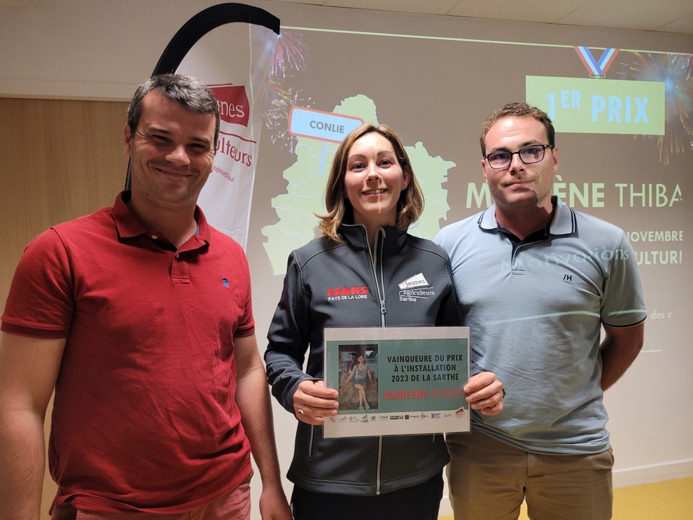 Adrien LANGOT passe le flambeau à Marlène THIBAULT accompagné de Maxime président de JA Sarthe