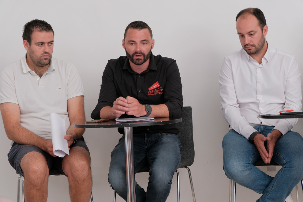 Pierrick Horel, président sortant du syndicat Jeunes Agriculteurs au centre, Justin Chatard, président du comité d'organisation à gauche et Jean-Baptiste Sablairoles, l'un des rapporteurs. 