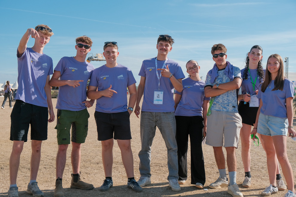 Un groupe de jeunes bénévoles.