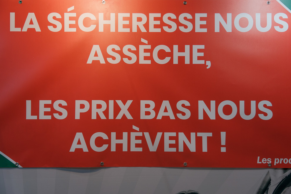 Une bâche installée derrière le présidium donnait le ton de la conférence de presse conjointe.