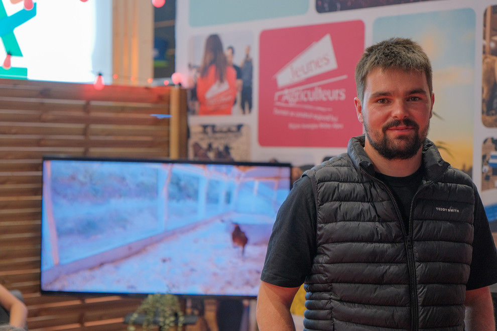 Cyril Bonnefoi, éleveur installé depuis 2025 en Haute-Loire sur un système 100 % herbe.