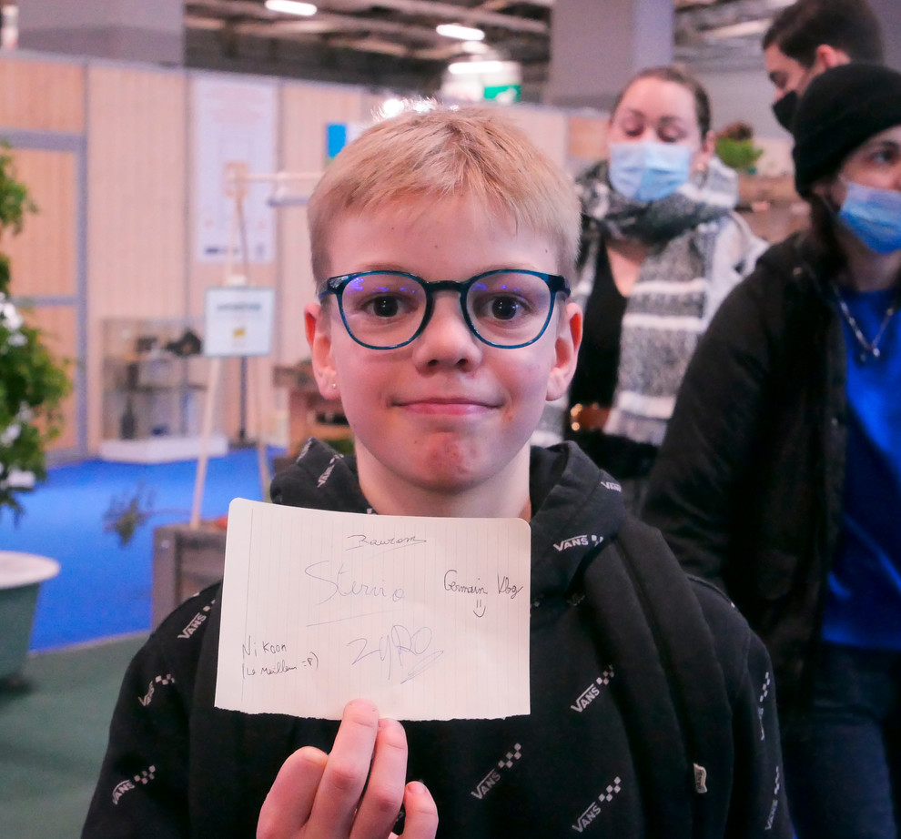 Simon, 10 ans, a réussi à récolter au SIA les autographes de ses youtubeurs préférés. Il sait déjà ce qu'il veut faire plus tard : agriculteur !