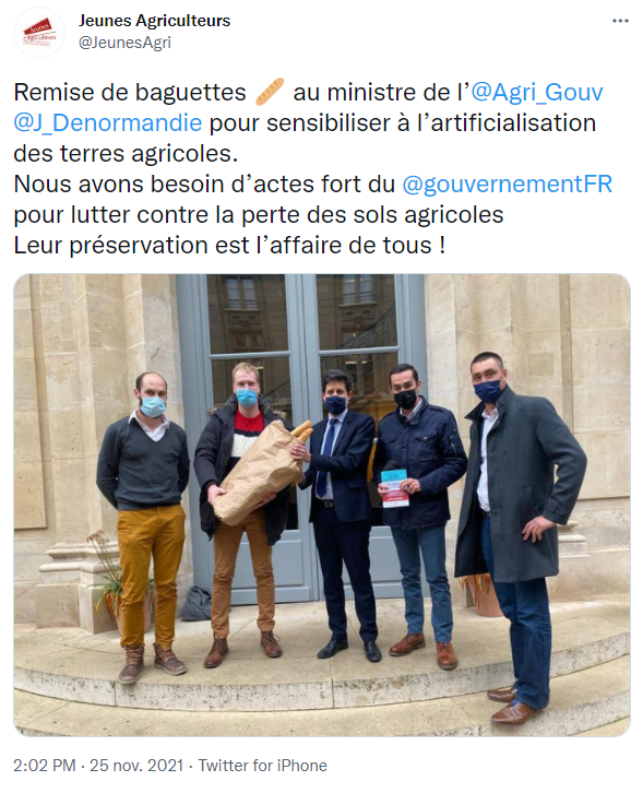 Les JA distribuent également des baguettes de pain au ministre de l'Agriculture. 