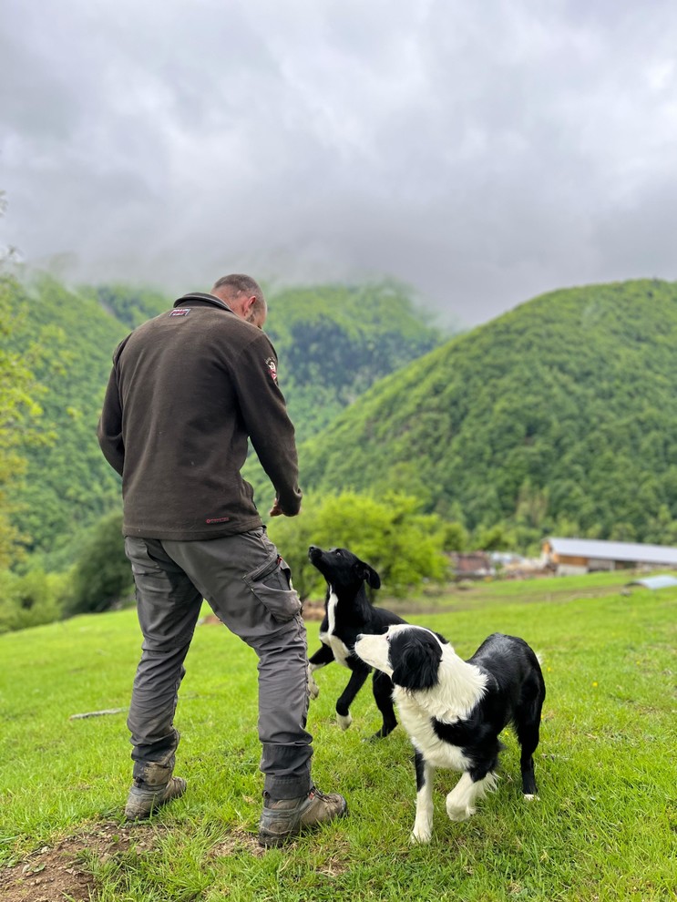 Charlie Bonnamy en complicité avec ses deux chiens de compagnie.