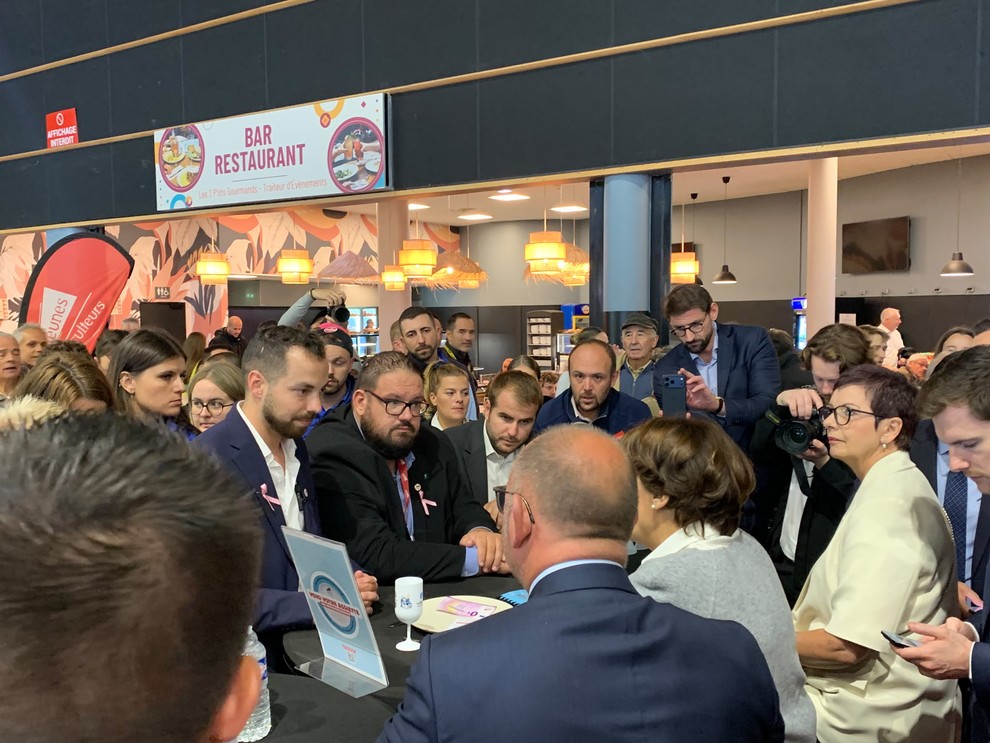 La ministre Annie Genevard discute avec les représentants des Jeunes Agriculteurs sur leur stand. 