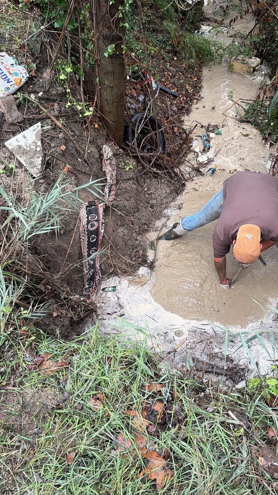 Débouchage des ouvrages encombrés par la végétation, des branches et parfois des arbres qui ont poussé dans les fossés. Crédit : Lugdivine Mannoni.